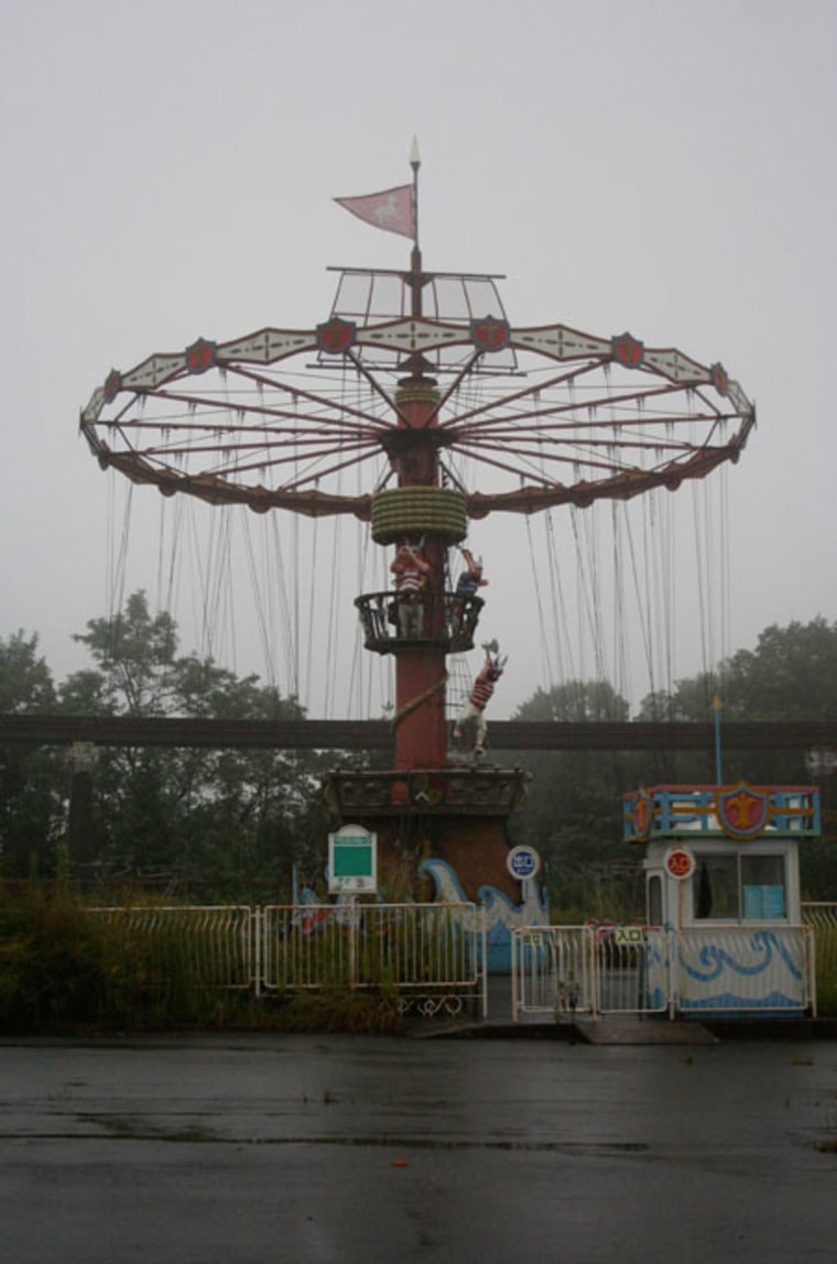 Swing ride / amusement ride at closed-down Nara Dreamland theme-park. Image shot 10/2008. Exact date unknown.